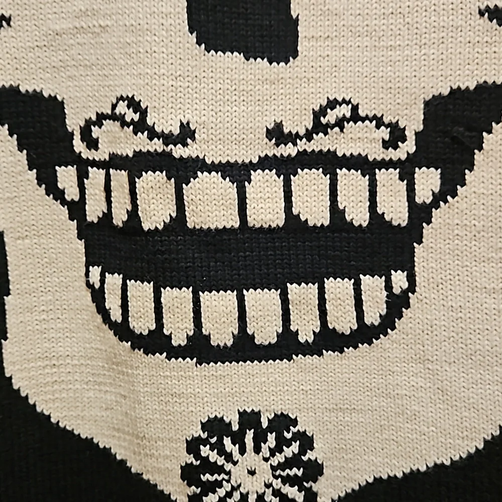 Betsey Johnson Skull Sweater Fleur-de-lis Spine Scoop Neck Sz M Black White - Picture 7 of 9